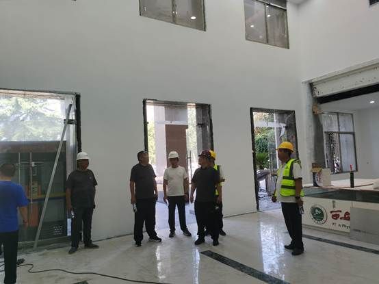 一群人站在雪地上 AI 生成的内容可能不正确。