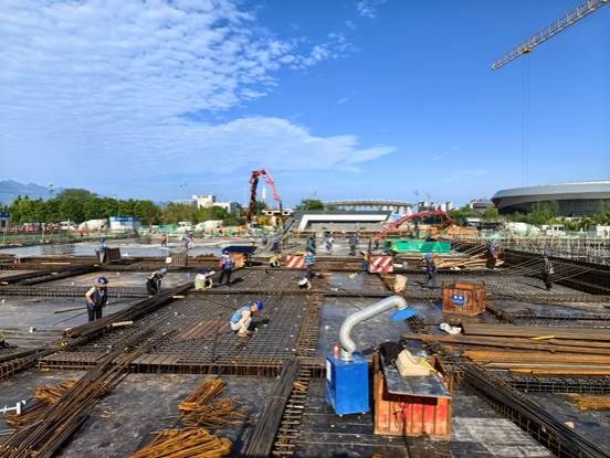 沙滩上有许多人 AI 生成的内容可能不正确。