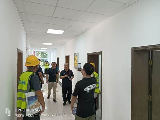 一群人站在室内 AI 生成的内容可能不正确。