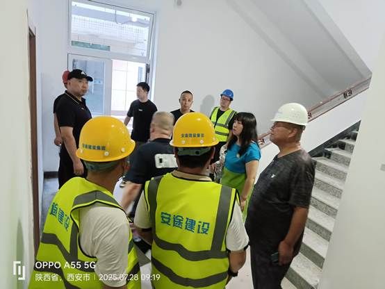 一群戴帽子的男人站在摩托车旁摆拍 AI 生成的内容可能不正确。