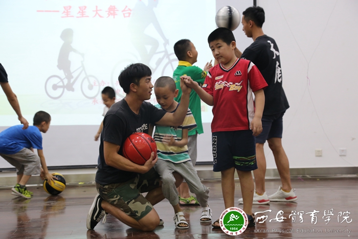 我院学生与儿童互动_副本.jpg